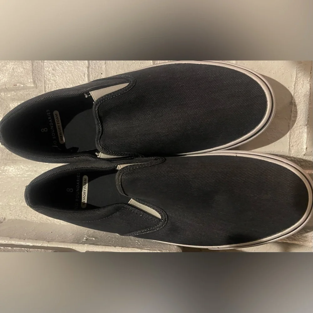 NWT men’s shoes No Boundaries Navy/white memory foam never worn size 8